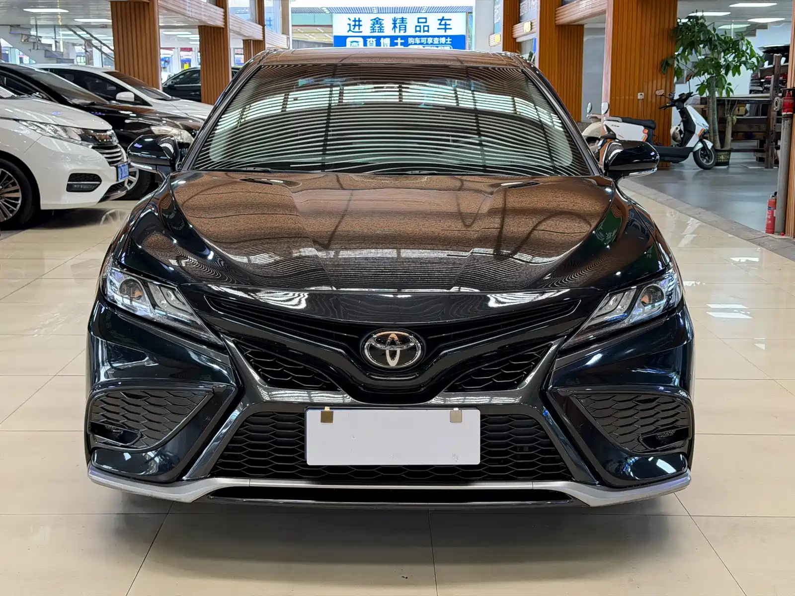 Фото 2 - Toyota Camry