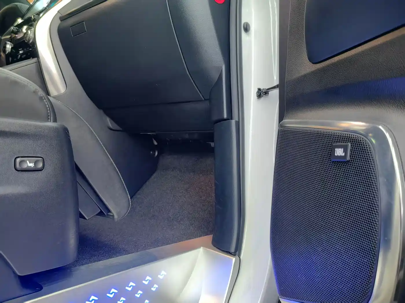 Toyota Vellfire 2019 Hybrid 2.5L HV Premium Edition фото 9