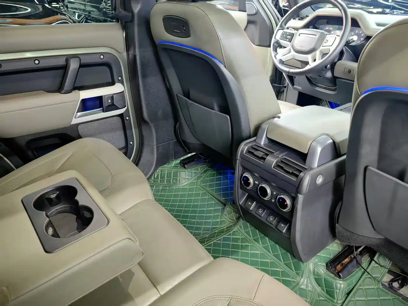 Land Rover Defender 2021 110 P400 Dark Special Edition фото 13