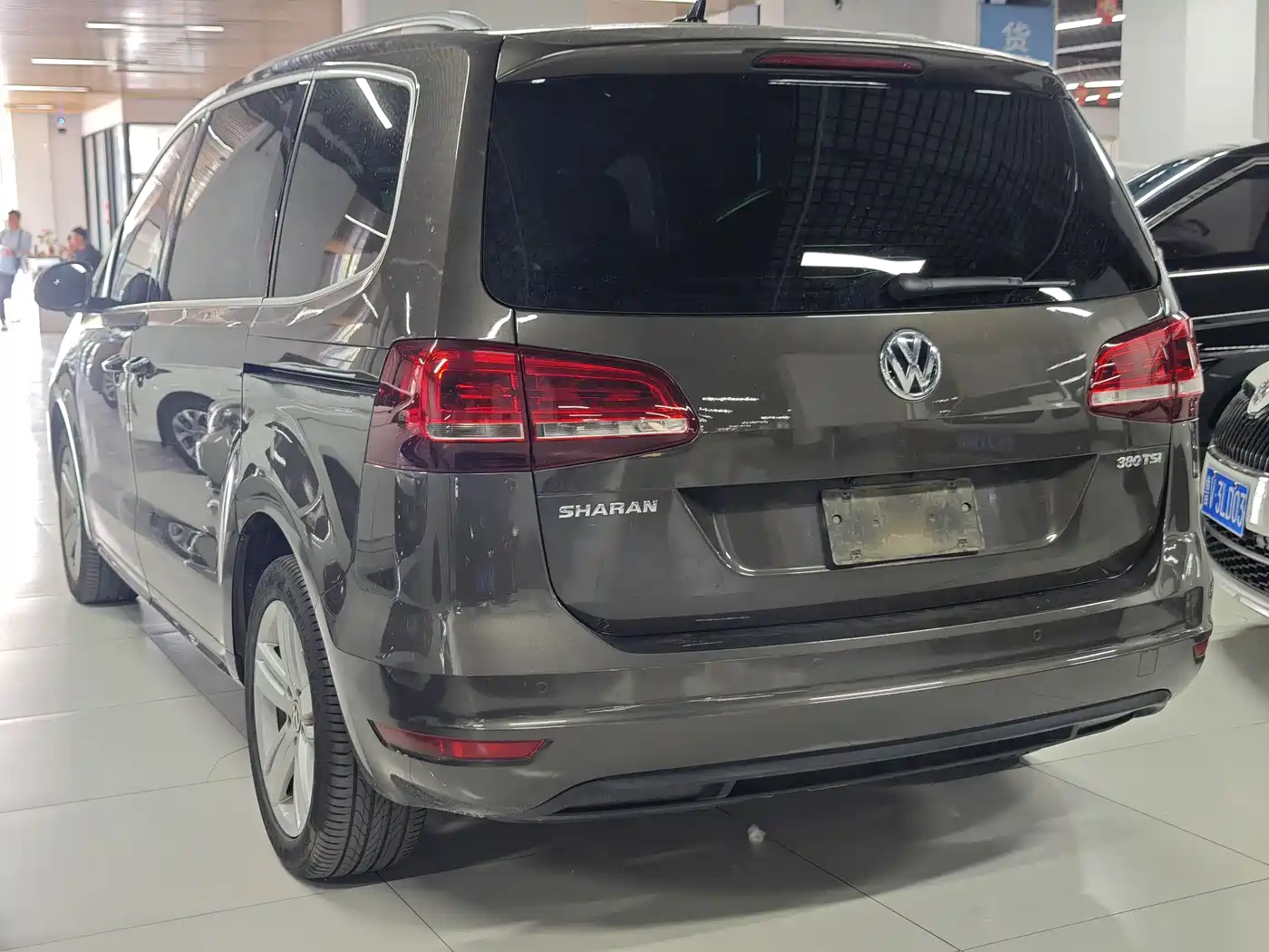 Volkswagen Sharan 2018 380TSI Comfort 7-Seater фото 3