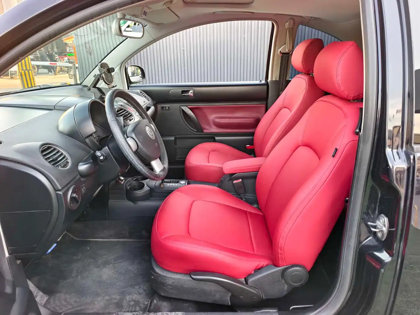 Volkswagen Beetle 2010 1.8T BlackOrange Luxury Edition фото 7