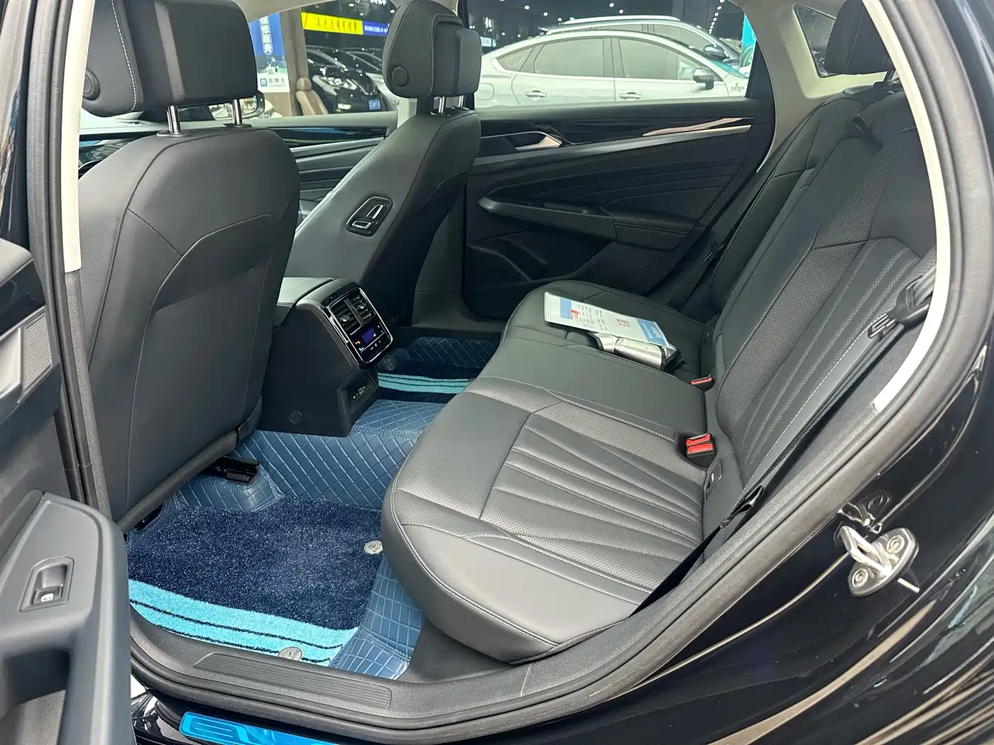 Volkswagen Passat 2025 Outstanding 380TSI Starlight Dragon Soaring Edition фото 11