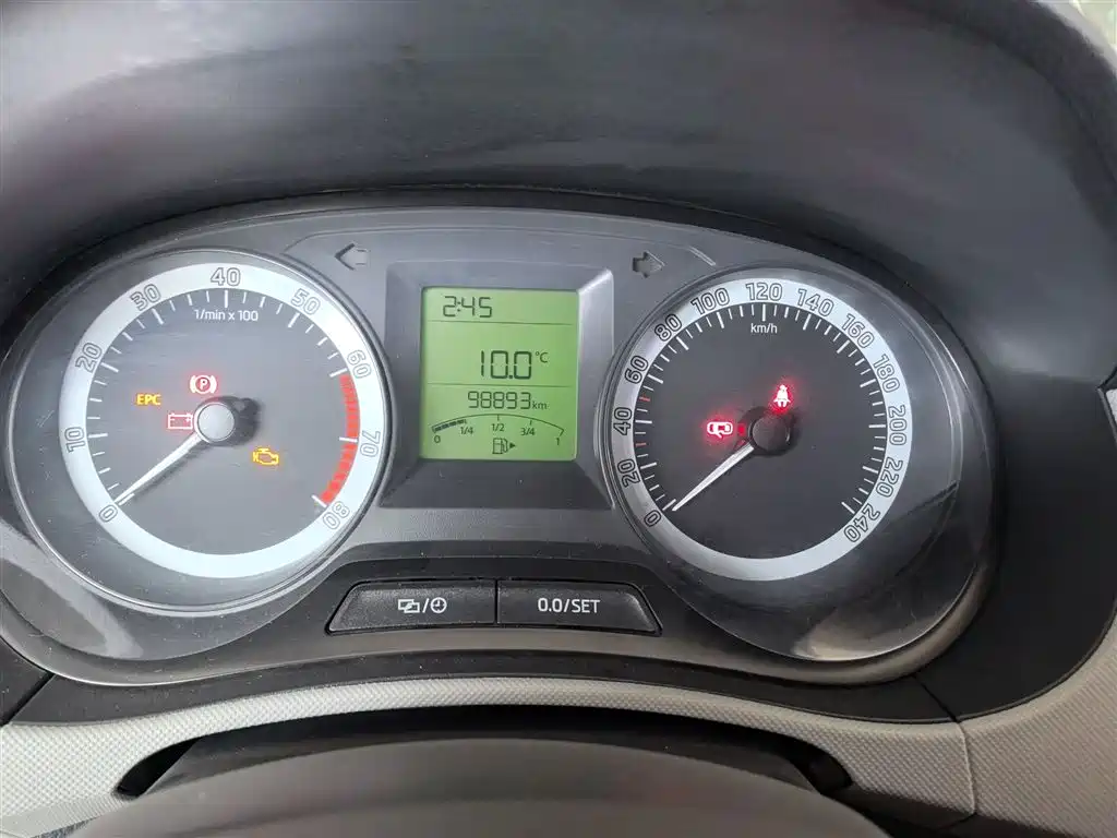 Škoda Fabia 2017 1.4L Manual Car Enjoy Edition фото 3