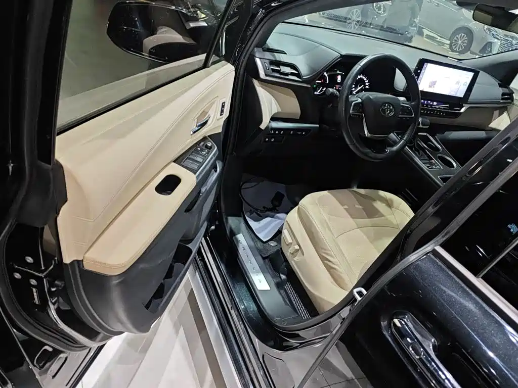Toyota Granvia 2023 2.5L Hybrid VIP Edition фото 16
