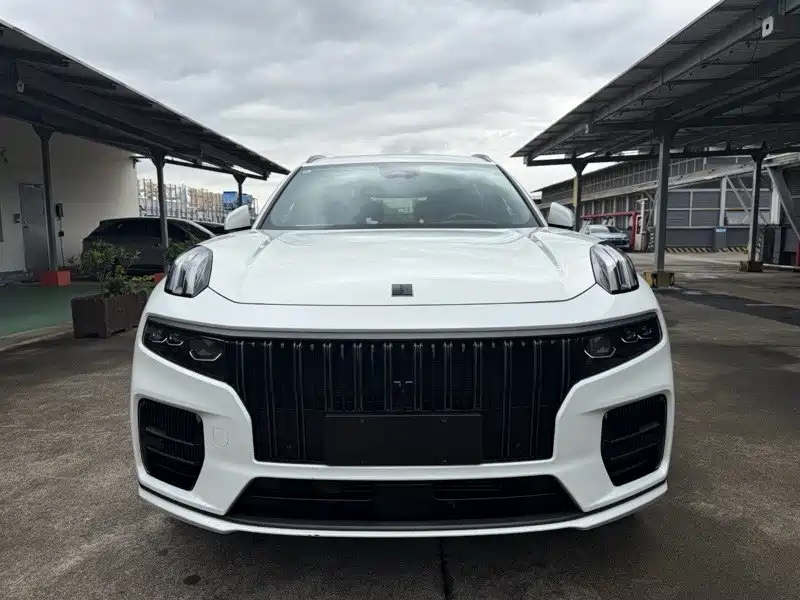 Photo 2 - Lynk & Co 09