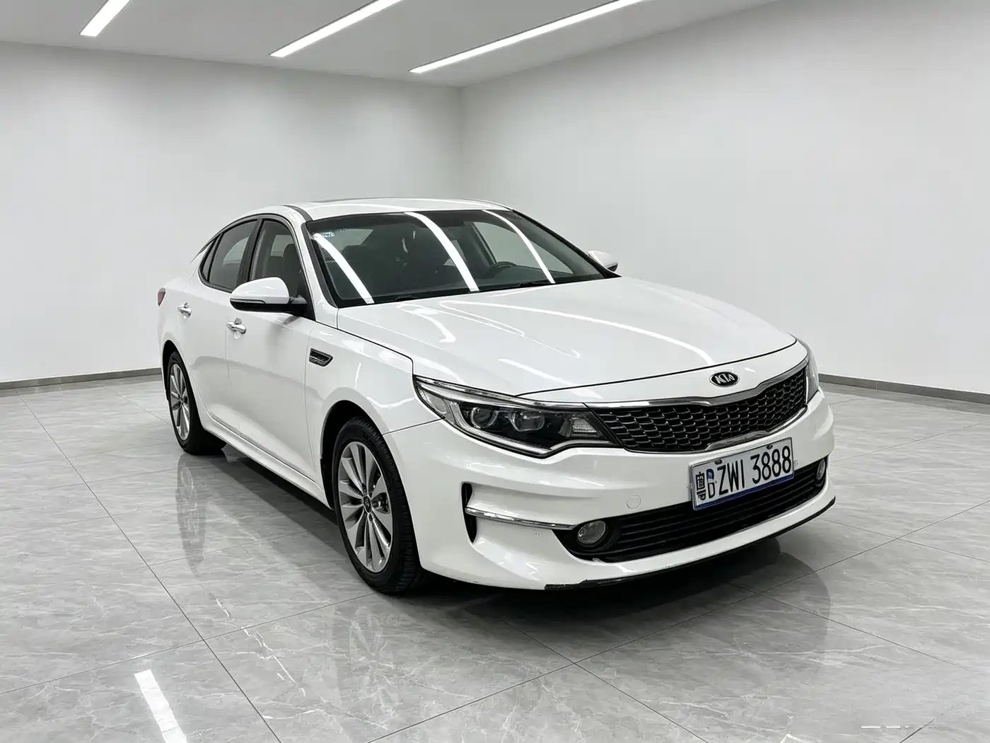 Photo 2 - Kia K5
