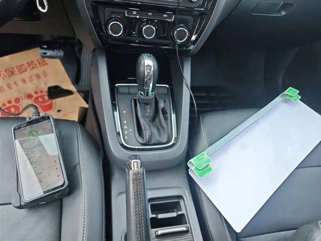 Volkswagen Sagitar 2015 1.6L Automatic Comfort фото 14