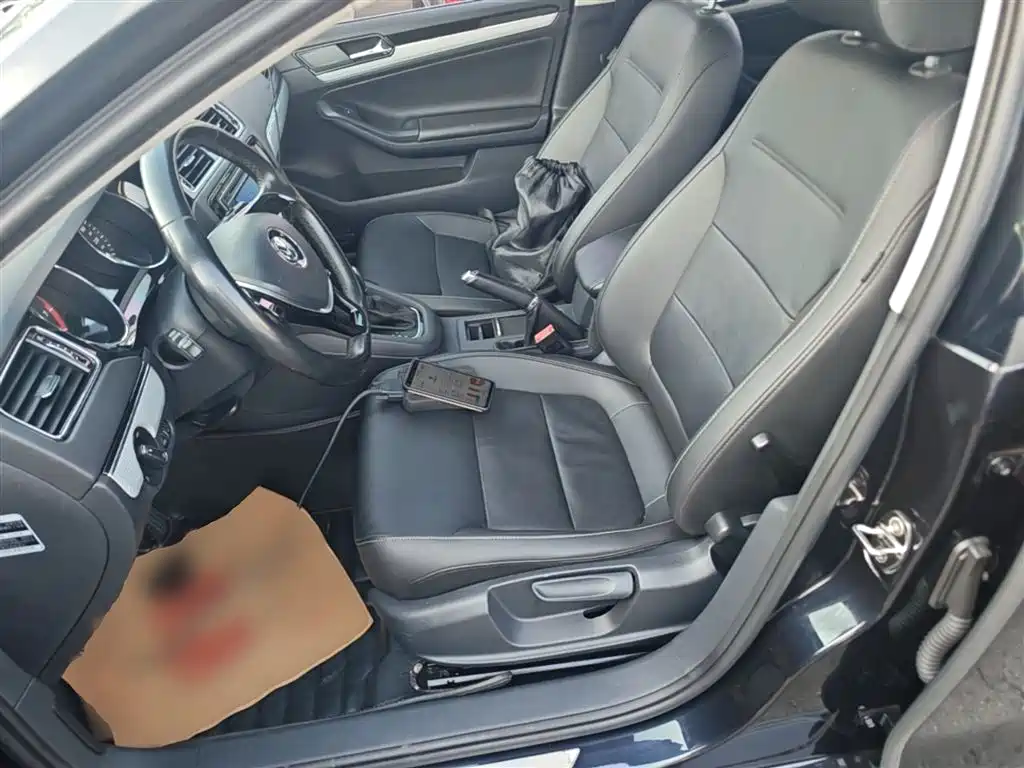 Volkswagen Sagitar 2015 1.6L Automatic Comfort фото 15