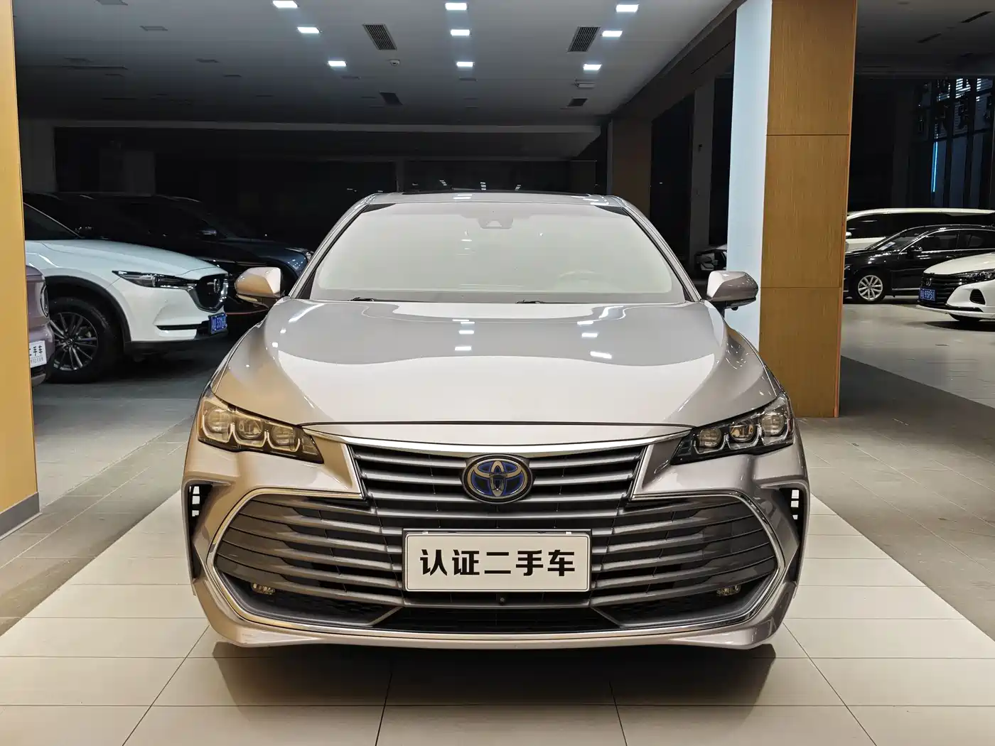 Toyota Avalon 2019 Hybrid 2.5L Luxury Edition China V фото 3