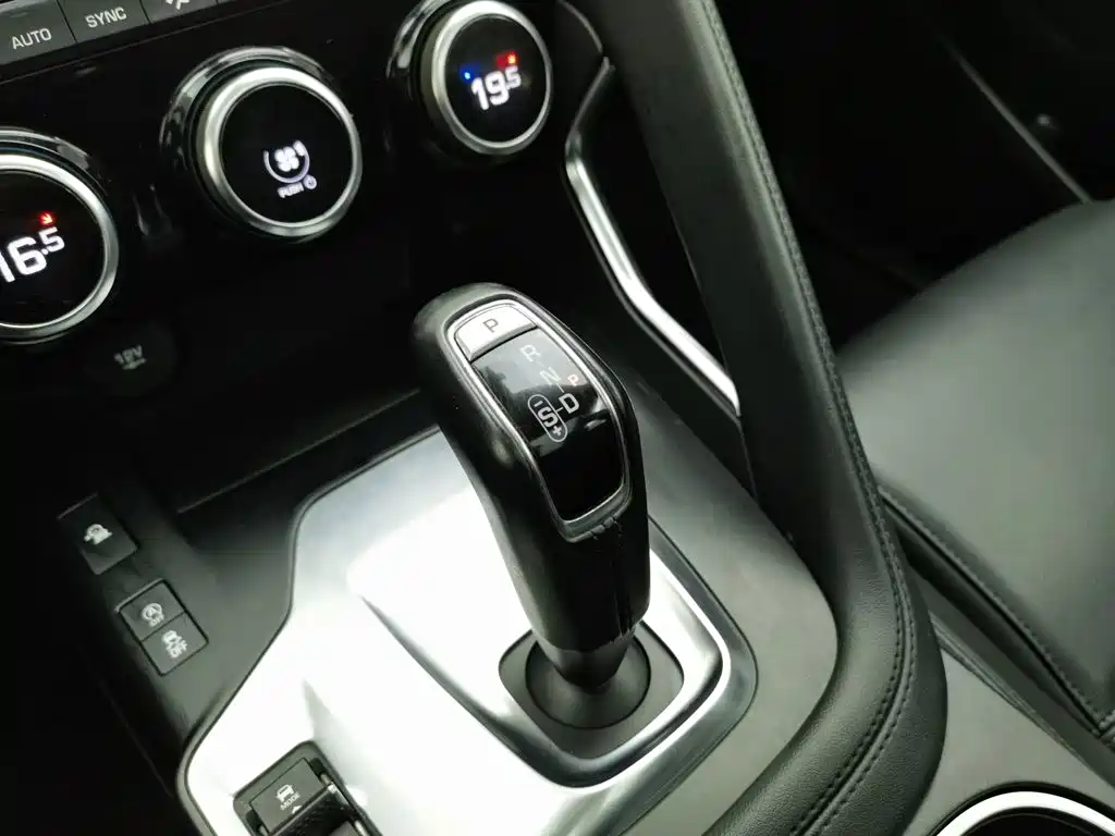 Фото 13 - Jaguar E-PACE