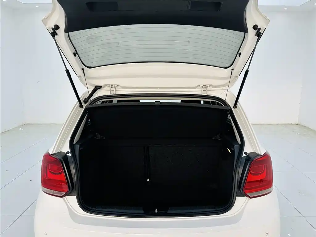 Volkswagen Polo 2013 1.6L Automatic Comfort Edition фото 21