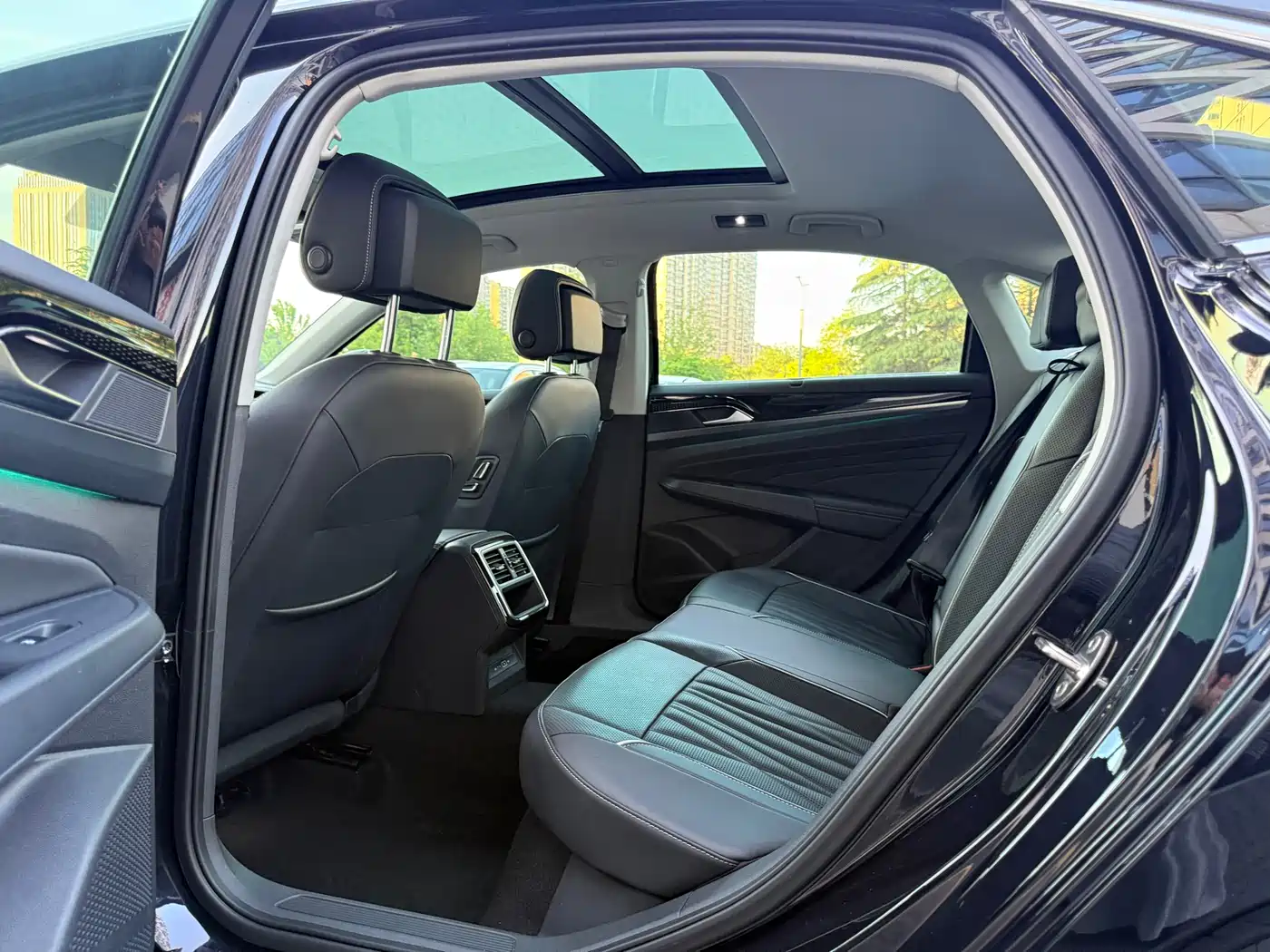 Volkswagen Passat 2022 330TSI Starlight Luxury Edition фото 5