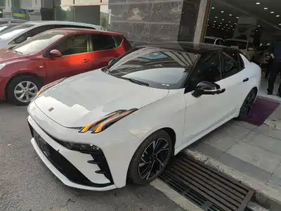 Lynk & Co 03