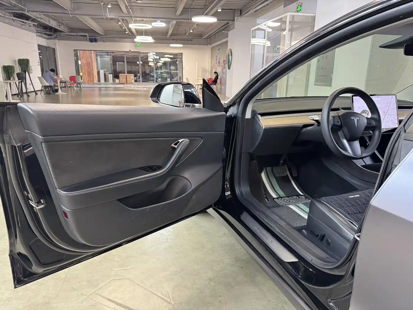 TESLA MODEL 3