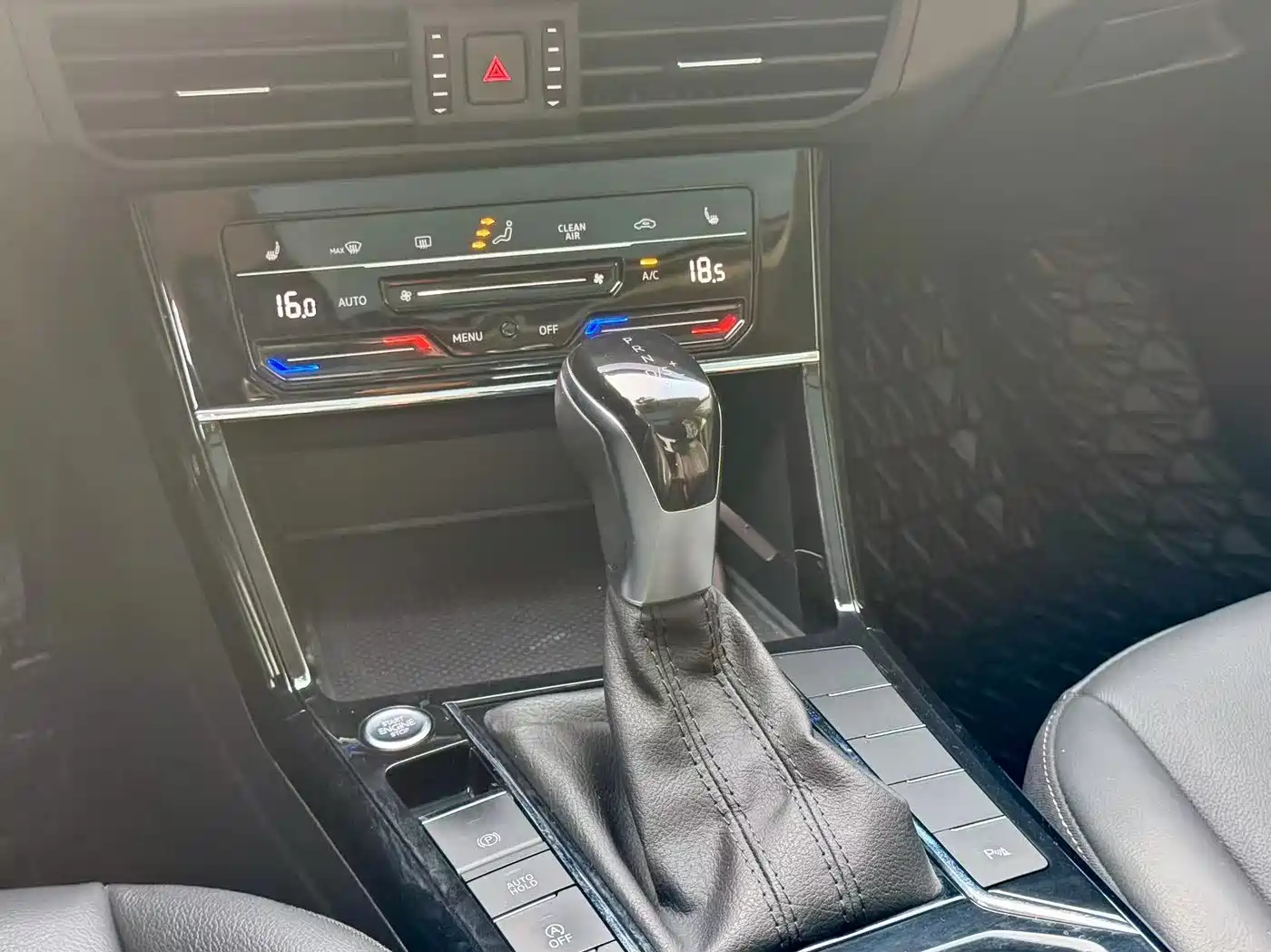 Volkswagen Passat 2023 330TSI Starlight Elite Edition фото 25