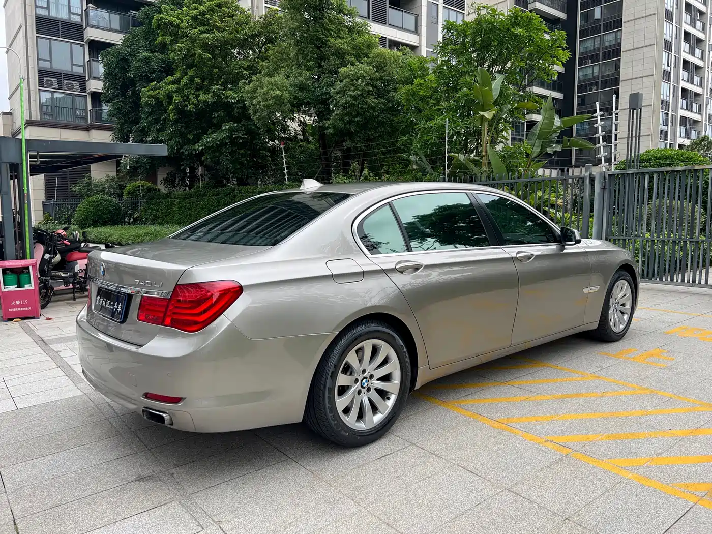 BMW 7 Series 2009 Model 740Li Leading Edition фото 7