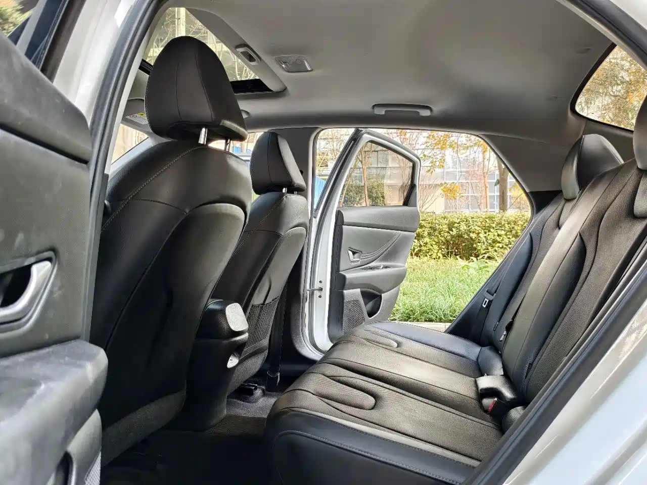 Hyundai Elantra 2022 1.5L CVT LUX Premium Edition фото 8