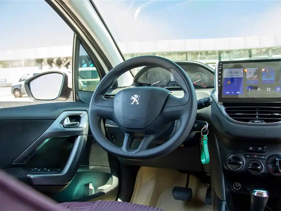 Peugeot 2008 2014 1.6L Automatic Trend Edition фото 17