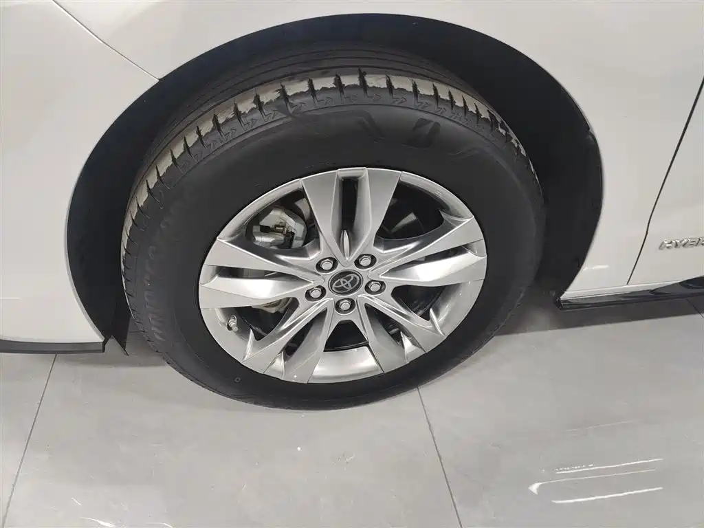 Toyota Sienna 2023 2.5L Hybrid Luxury Edition фото 22