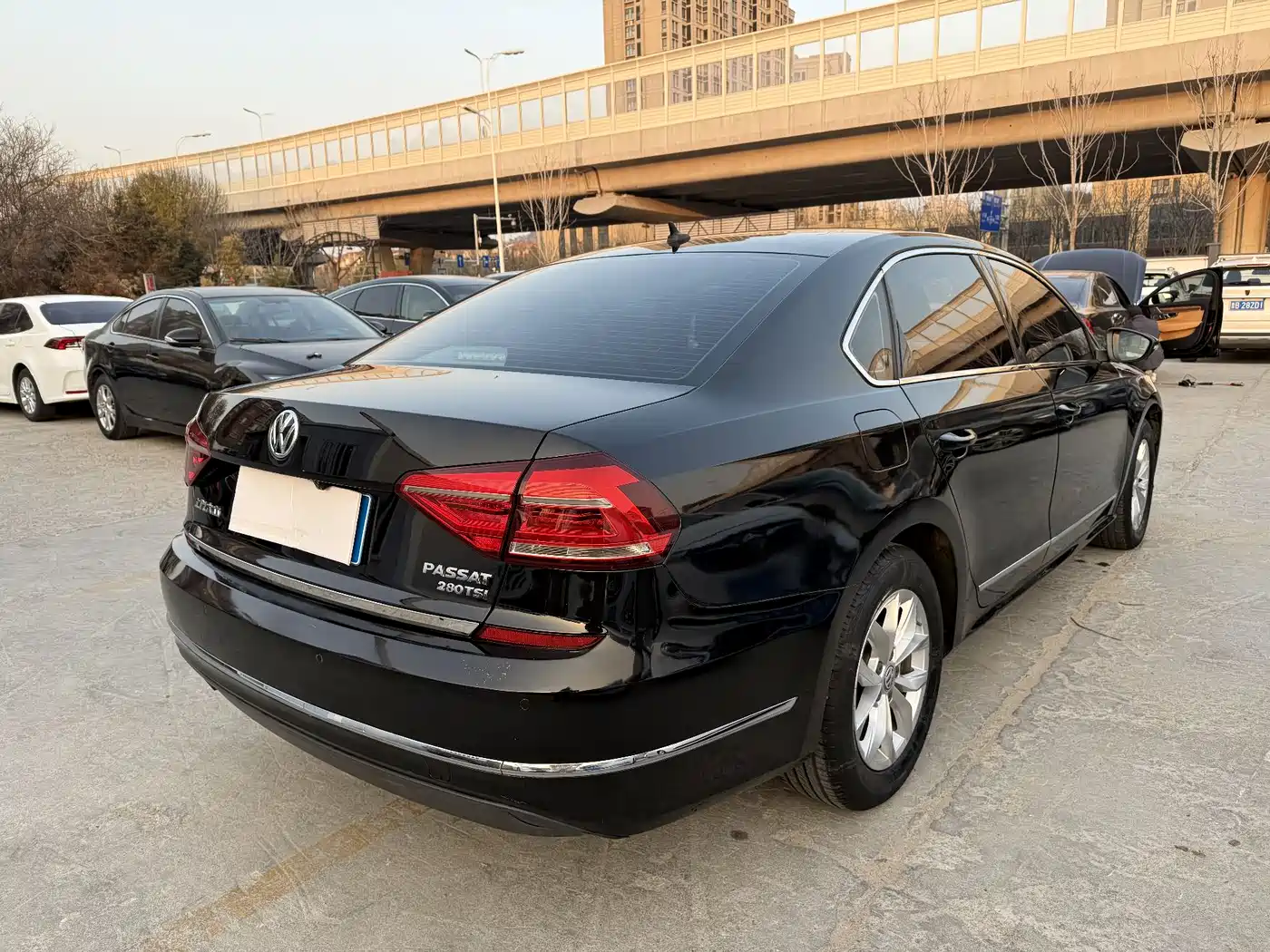 Volkswagen Passat 2016 280TSI DSG Honor Edition фото 9