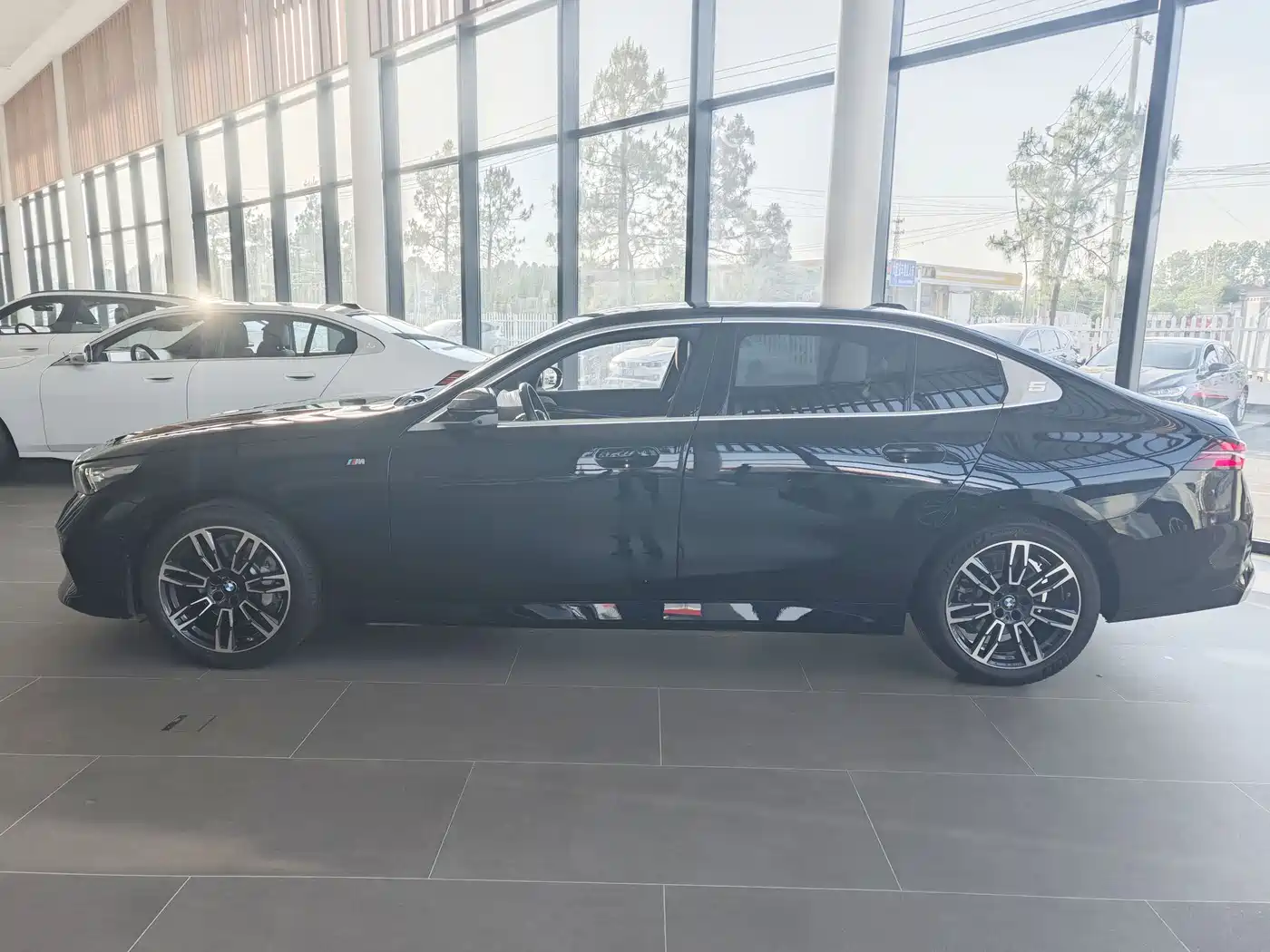 BMW 5 Series 2024 530Li Leading M Sport Package фото 3