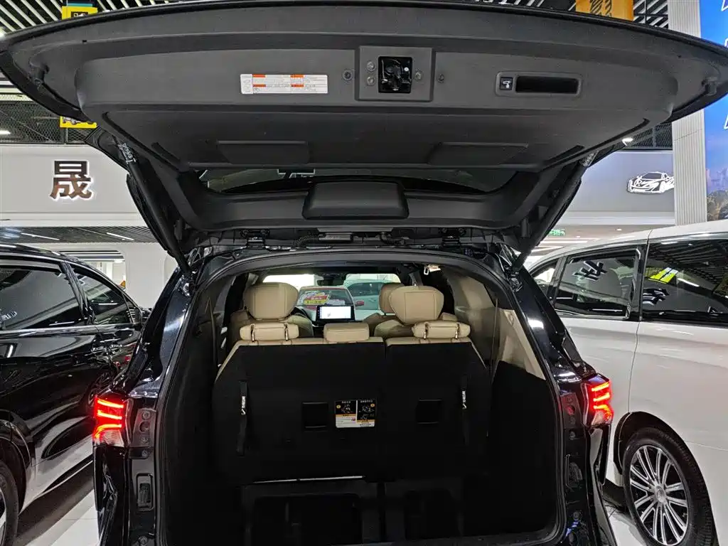 Toyota Granvia 2023 2.5L Hybrid VIP Edition фото 19