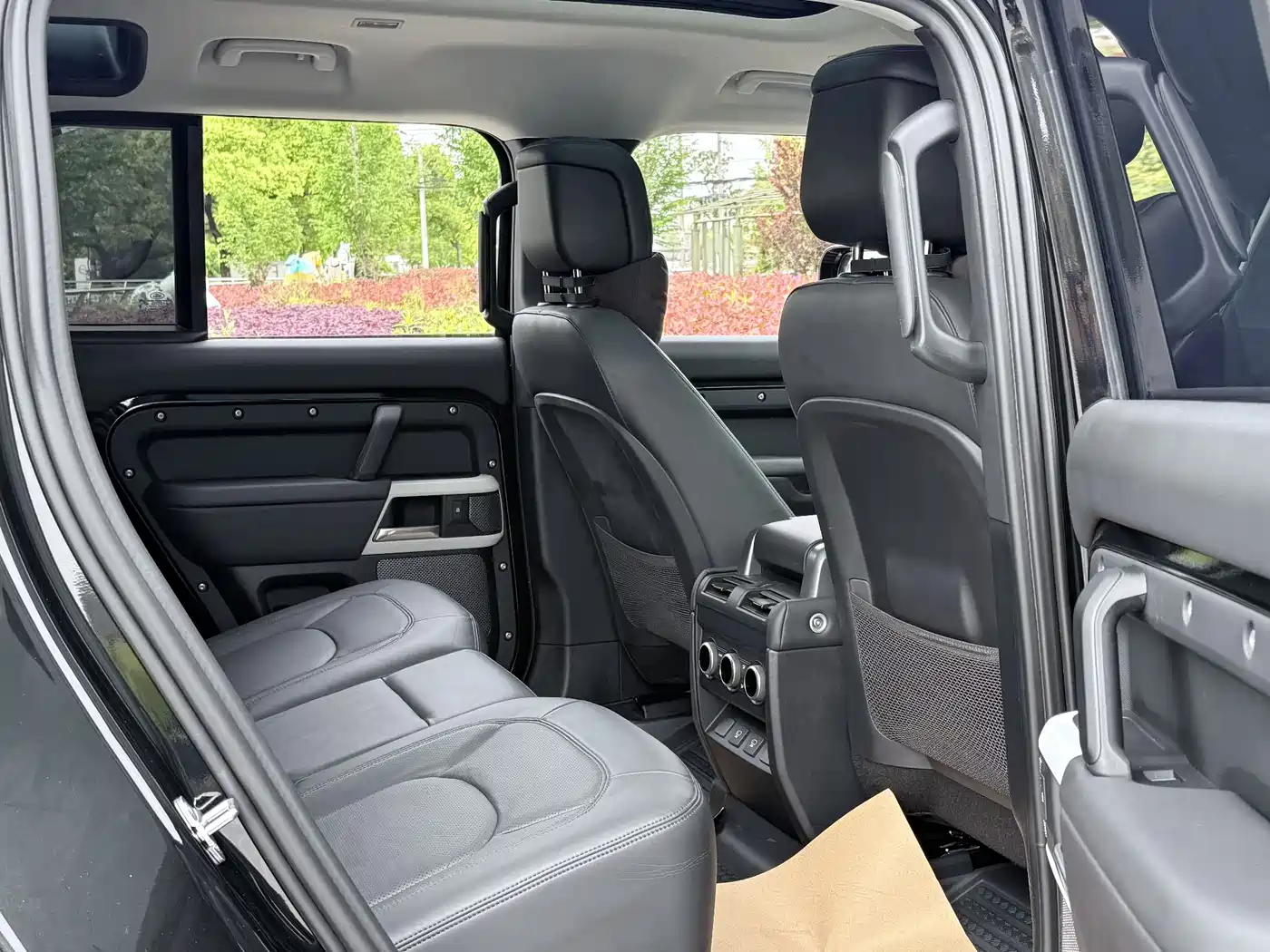 Land Rover Defender 2024 110 3.0T P400 XS фото 21