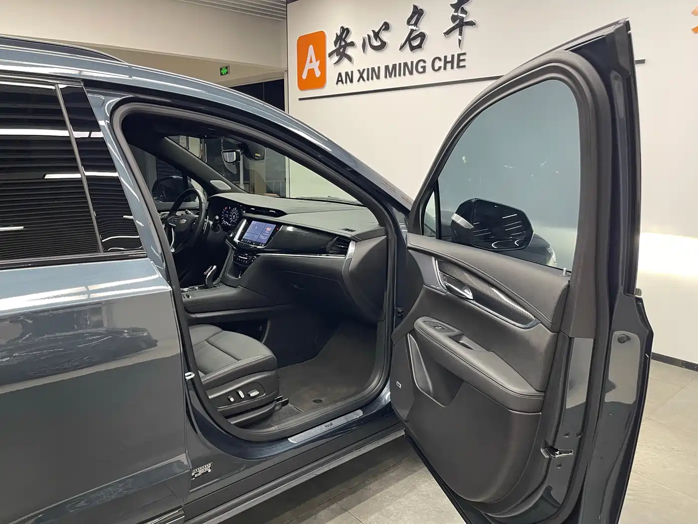 CADILLAC XT6