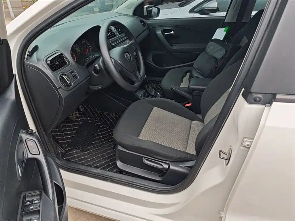 Volkswagen Polo 2016 1.4L Automatic Trend фото 11