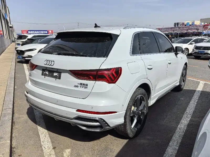 AUDI Q3