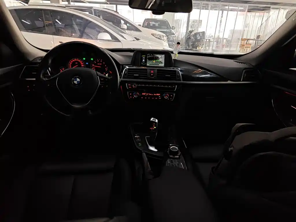 BMW 3 Series GT 2018 320i Fashion фото 10