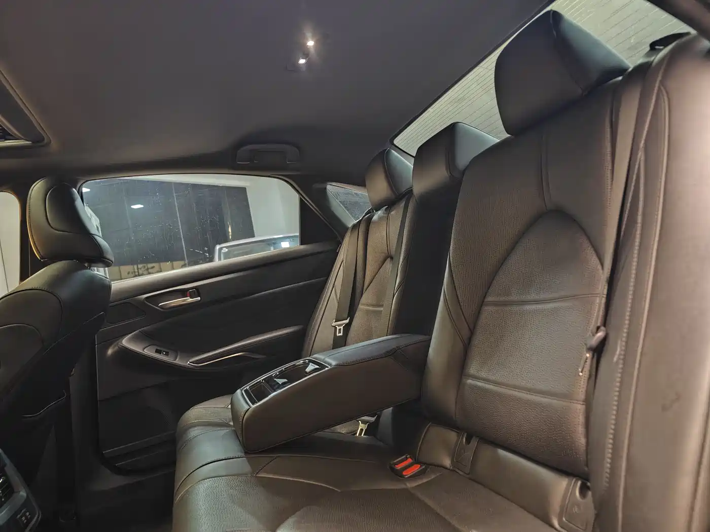 Toyota Avalon 2019 Hybrid 2.5L Luxury Edition China V фото 23