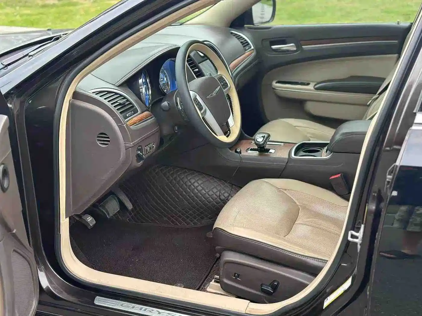 Photo 4 - Chrysler 300C (Import)