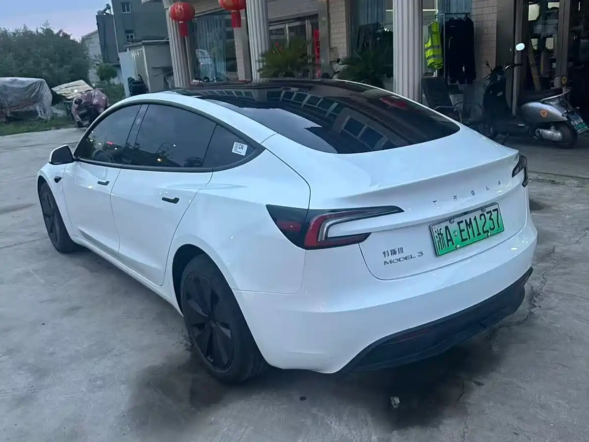 TESLA MODEL 3