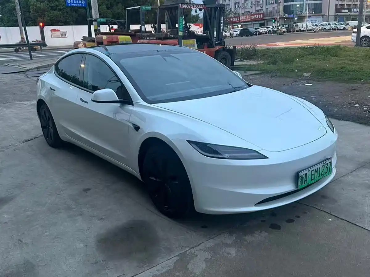 TESLA MODEL 3