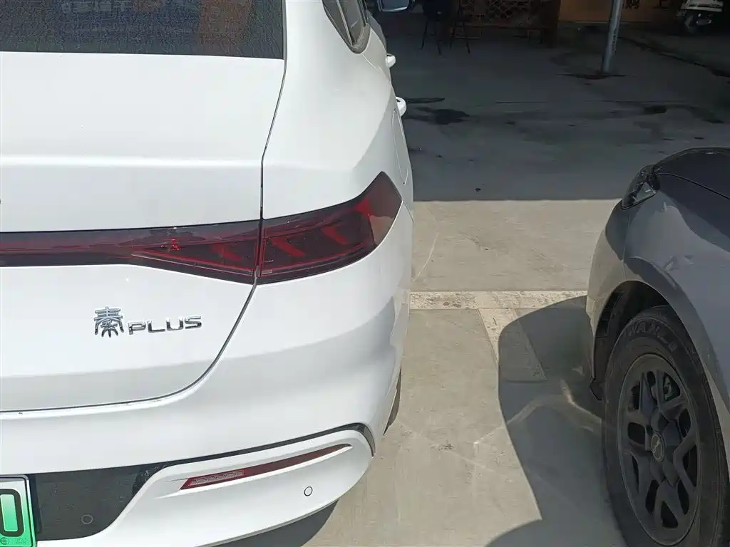 BYD Qin PLUS 2024 Glory Edition DM-i 55KM Leading фото 8