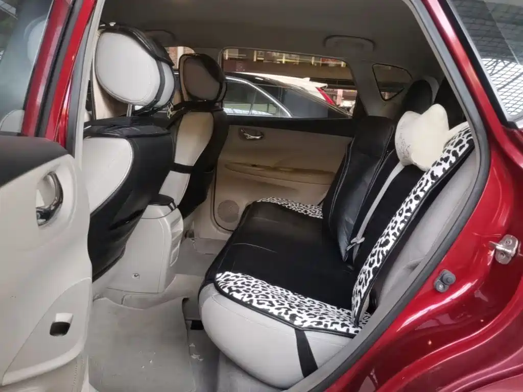 صورة 17 - Nissan Tiida