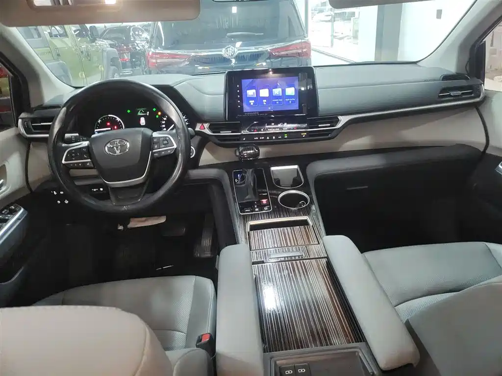 Toyota Sienna 2023 2.5L Hybrid Luxury Edition фото 9