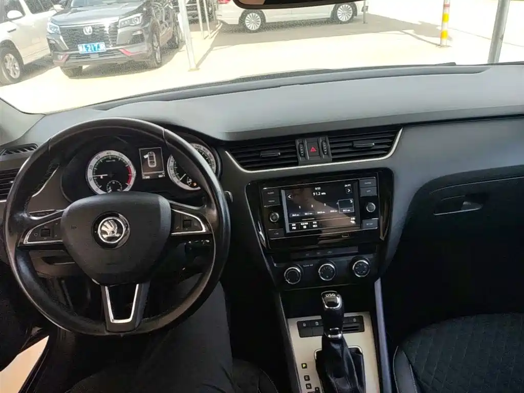 Škoda Octavia 2018 TSI280 DSG Luxury Edition фото 10