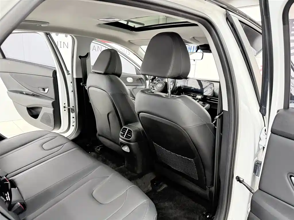 Hyundai Elantra 2023 Model 1.5L CVT LUX Premium Edition фото 15