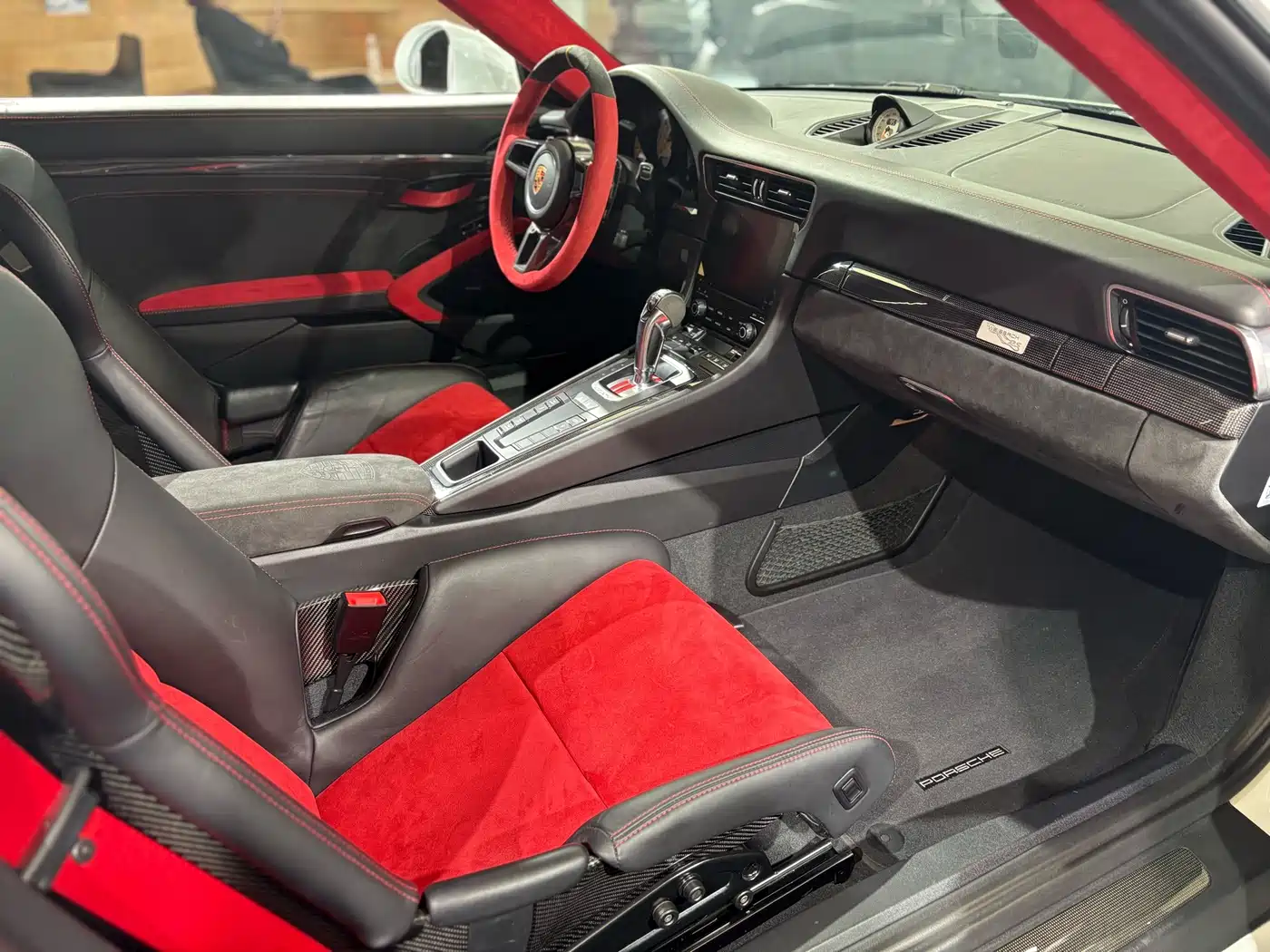 Porsche 911 2018 GT2 RS 3.8T фото 25