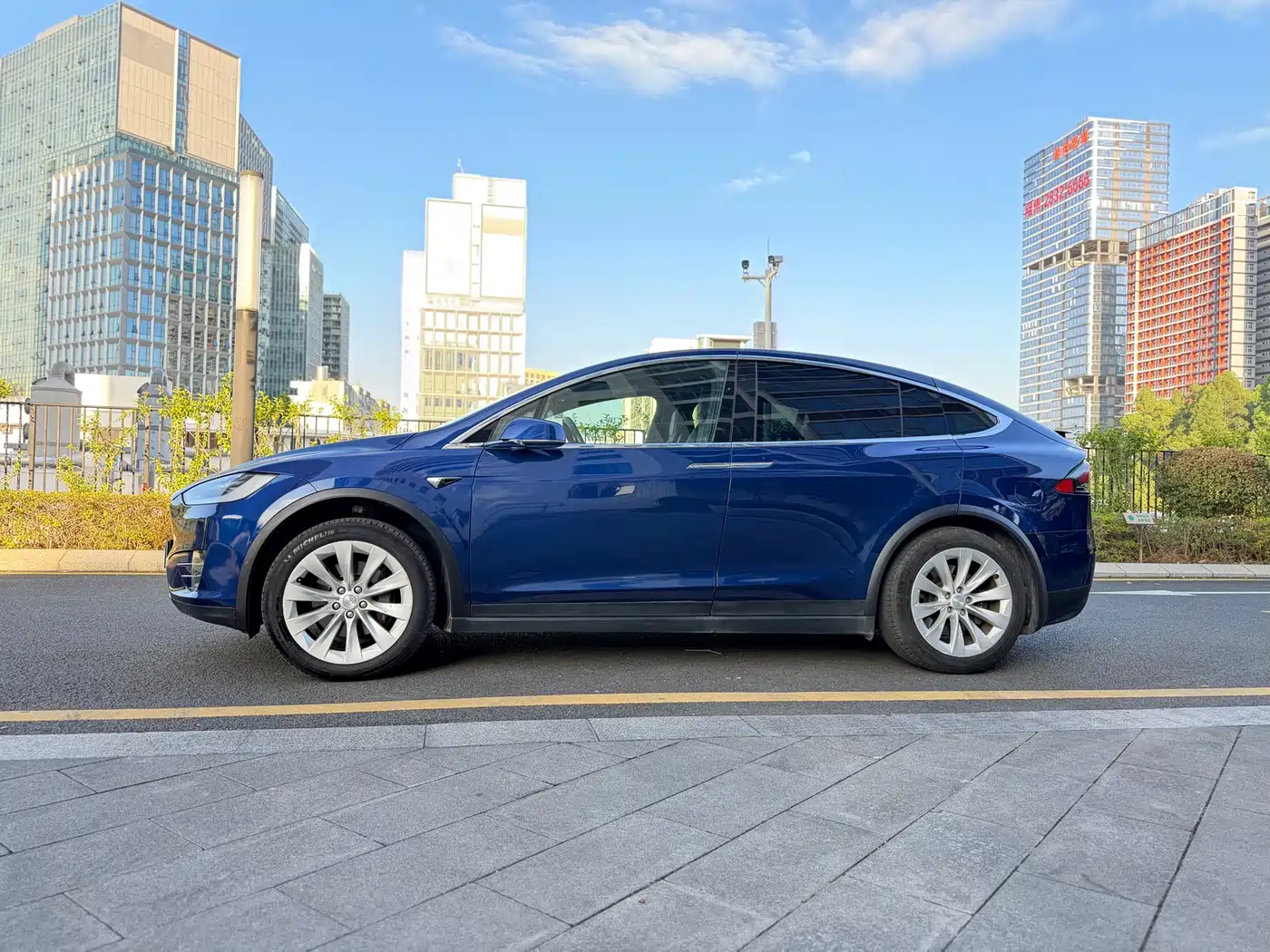 TESLA MODEL X