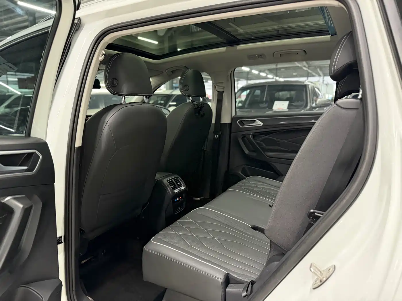 Volkswagen Tiguan L 2022 380TSI Automatic 4WD R-Line Cross Edition 7-Seater фото 8