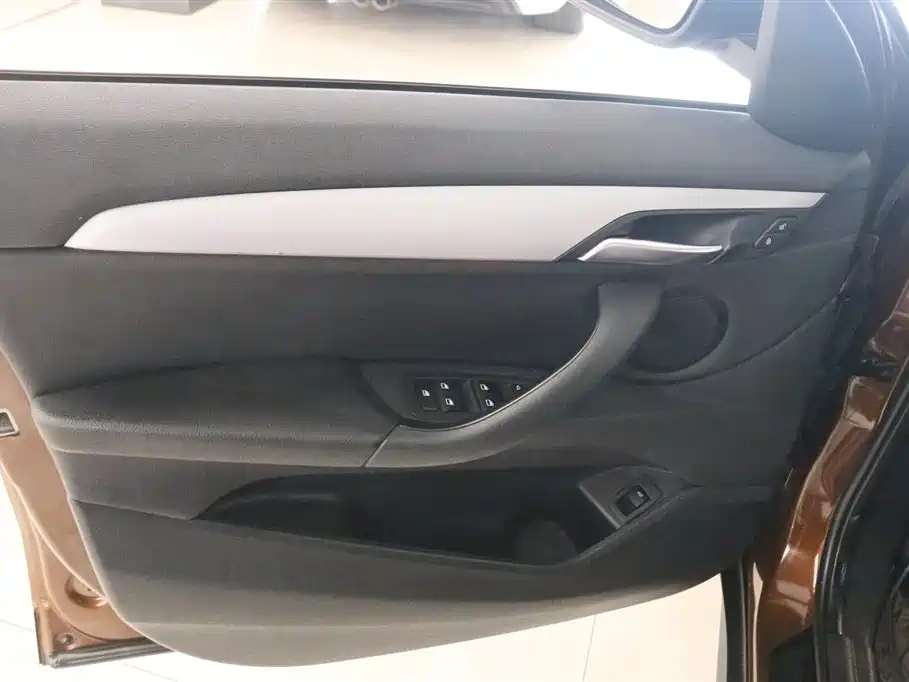 BMW X1 2016 sDrive18Li Premium Model фото 12