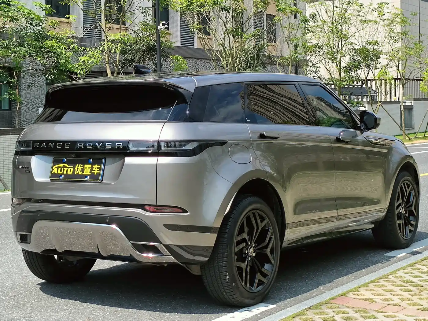 Land Rover Range Rover Evoque 2023 Range Rover Evoque L 249PS Luxury Edition фото 3