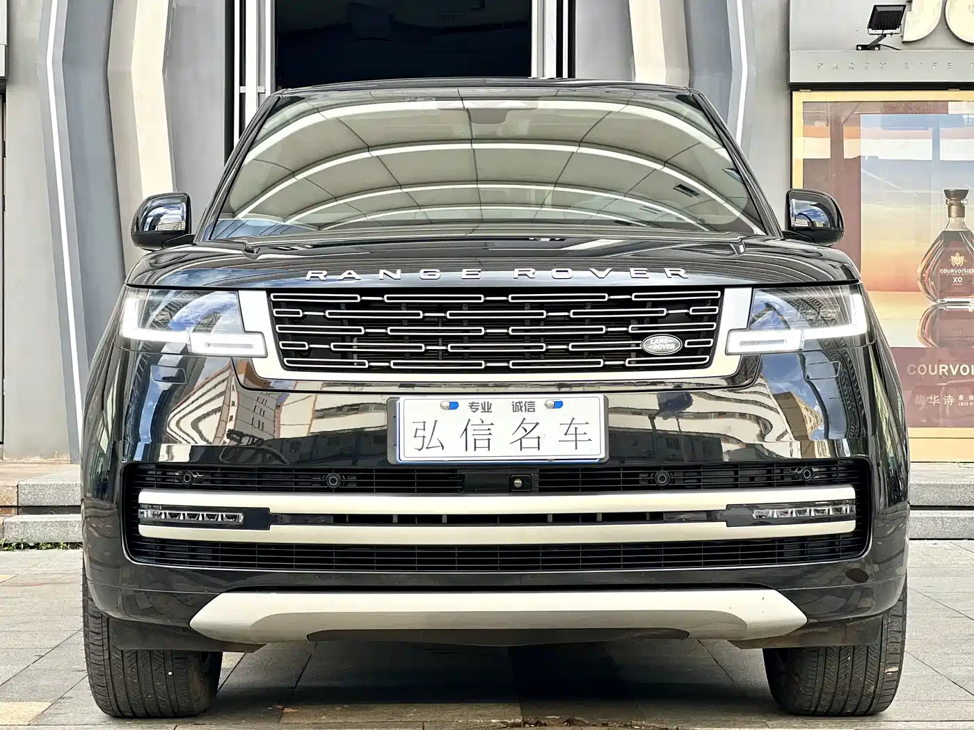 Land Rover Range Rover 2023 3.0 L6 400PS Golden Age 7-Seater Long Wheelbase фото 3