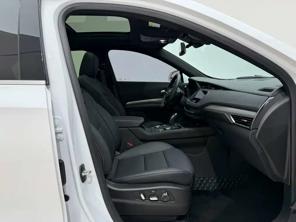 Фото 16 - Cadillac XT4