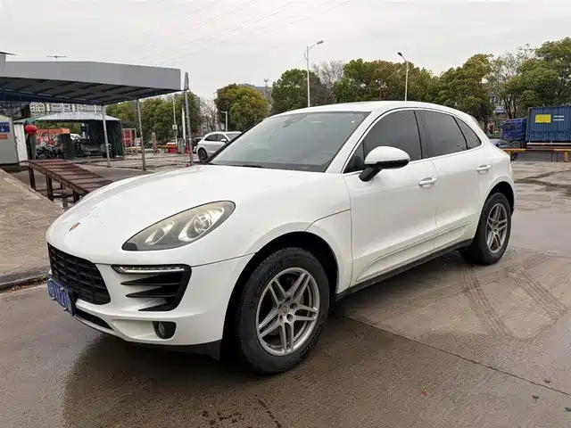 PORSCHE MACAN