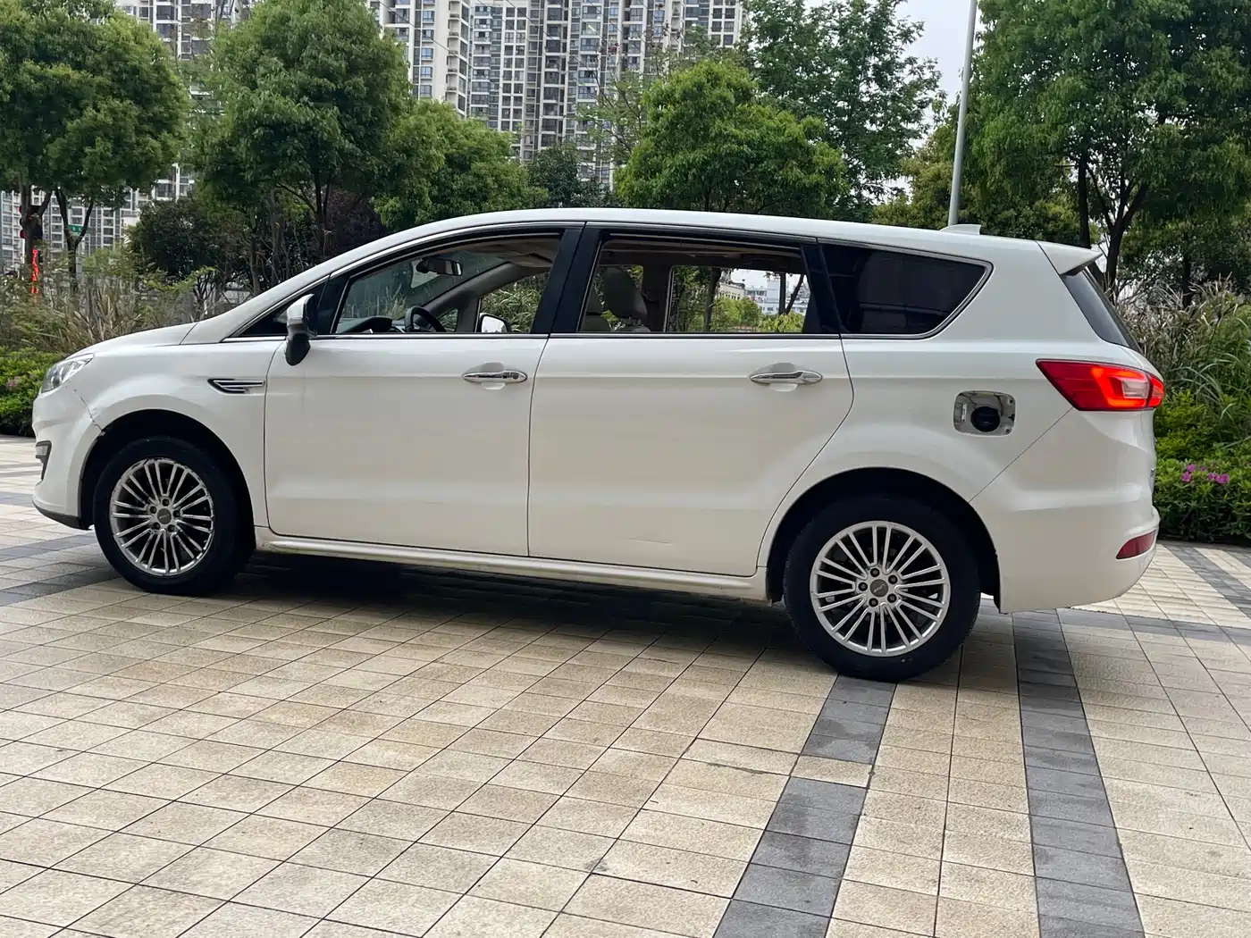 Lifan Xuanlang 2017 2017 1.8L Manual Comfort Type