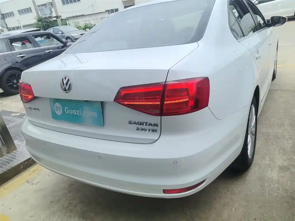 Volkswagen Sagitar 2016 230TSI 25th Anniversary Edition фото 6